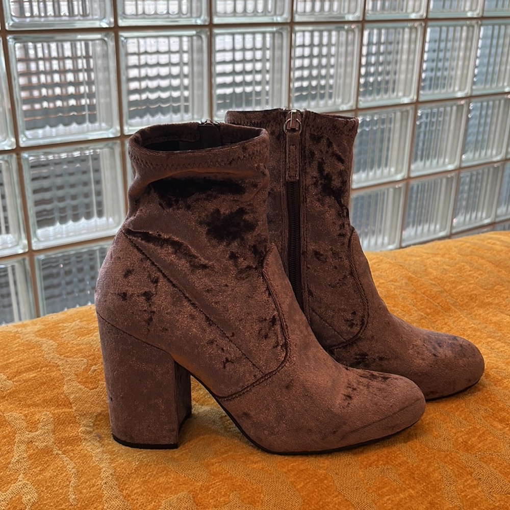 Velvet Heels - Picture 2 of 7